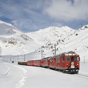 La Belleza Del Tren Histórico De Los Alpes