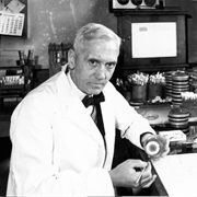 Fleming Discovers Penicillin (1928)