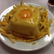 Francesinha No Café Santiago