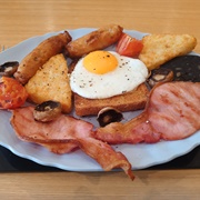 Fried Egg on Wholemeal Toast, Hash Browns, Grilled Tomato, Mushrooms, Sausages and Bacon With Black