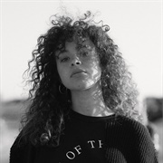 Naomi McPherson (MUNA)