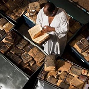 Askia Daoud Establishes Public Libraries in Timbuktu 1548