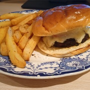 Cheese and Tomato Burger With Chips