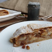 Apple Strudelj (Slovenian Strudel)