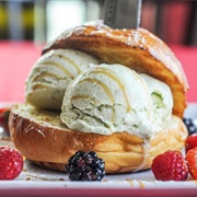 Brioche Con Gelato