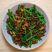 Green Beans and Mushrooms With Crispy Shallots