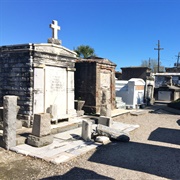 Sleep in Marie Laveau&#39;s Cemetery