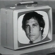 S8E1 - Chevy Chase/Queen (1982)