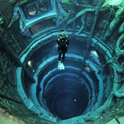 Deep Dive Dubai (World&#39;s Deepest Pool)