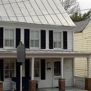 Patsy Cline&#39;s Childhood Home and Grave