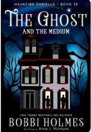 The Ghost and the Medium (Bobbi Holmes)