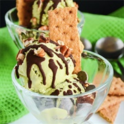 Mint White Chocolate Chip Ice Cream Sundae (Wintergreen Frost Ice Cream Sundae)