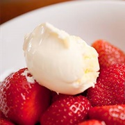 Fresh Strawberries With Sugar and Clotted Cream