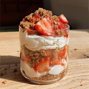 No-Bake Strawberry Cheesecake Cups With Chocolate Chunks