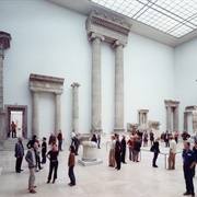 Pergamon Museum III, Berlin 2001 (Thomas Struth)