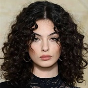 Curly Hair - Deva Cassel